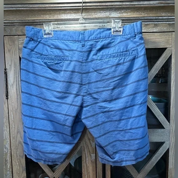 B149. Gap blue striped shorts 34 waist - Picture 4 of 4